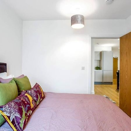 شقة Stunning 2 Bed/2 Bath In Town Centre & Parking! براكنيل المظهر الخارجي الصورة