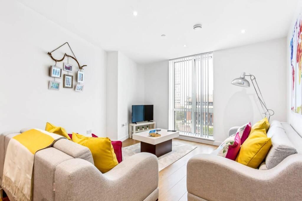 شقة Stunning 2 Bed/2 Bath In Town Centre & Parking! براكنيل المظهر الخارجي الصورة