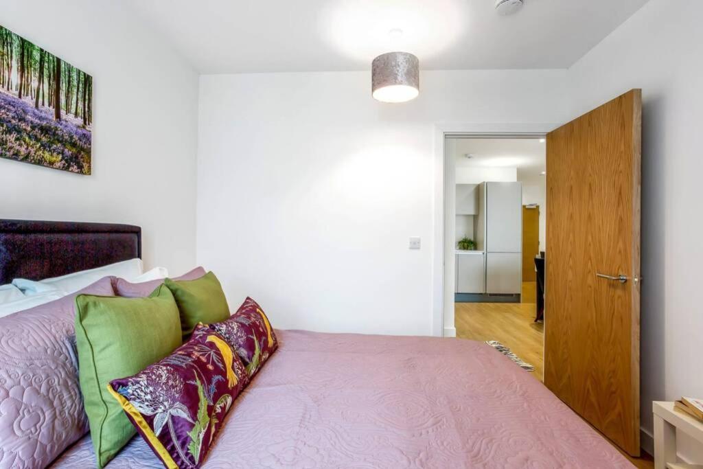 شقة Stunning 2 Bed/2 Bath In Town Centre & Parking! براكنيل المظهر الخارجي الصورة