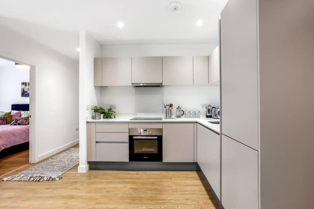 شقة Stunning 2 Bed/2 Bath In Town Centre & Parking! براكنيل المظهر الخارجي الصورة