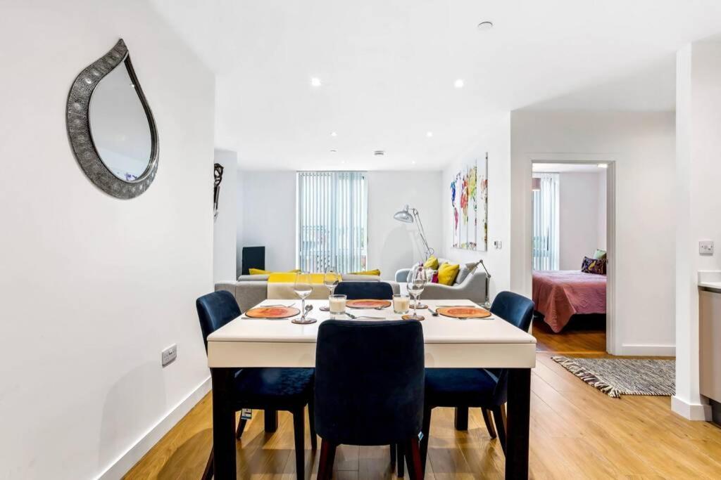 شقة Stunning 2 Bed/2 Bath In Town Centre & Parking! براكنيل المظهر الخارجي الصورة