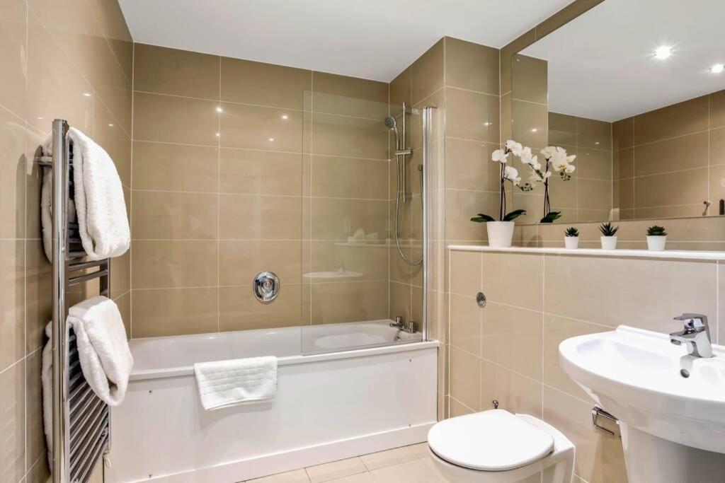 شقة Stunning 2 Bed/2 Bath In Town Centre & Parking! براكنيل المظهر الخارجي الصورة