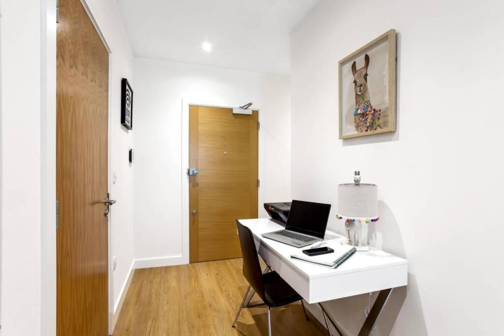 شقة Stunning 2 Bed/2 Bath In Town Centre & Parking! براكنيل المظهر الخارجي الصورة