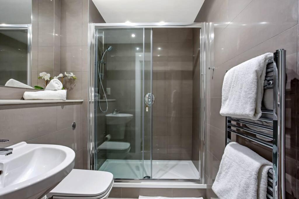 شقة Stunning 2 Bed/2 Bath In Town Centre & Parking! براكنيل المظهر الخارجي الصورة