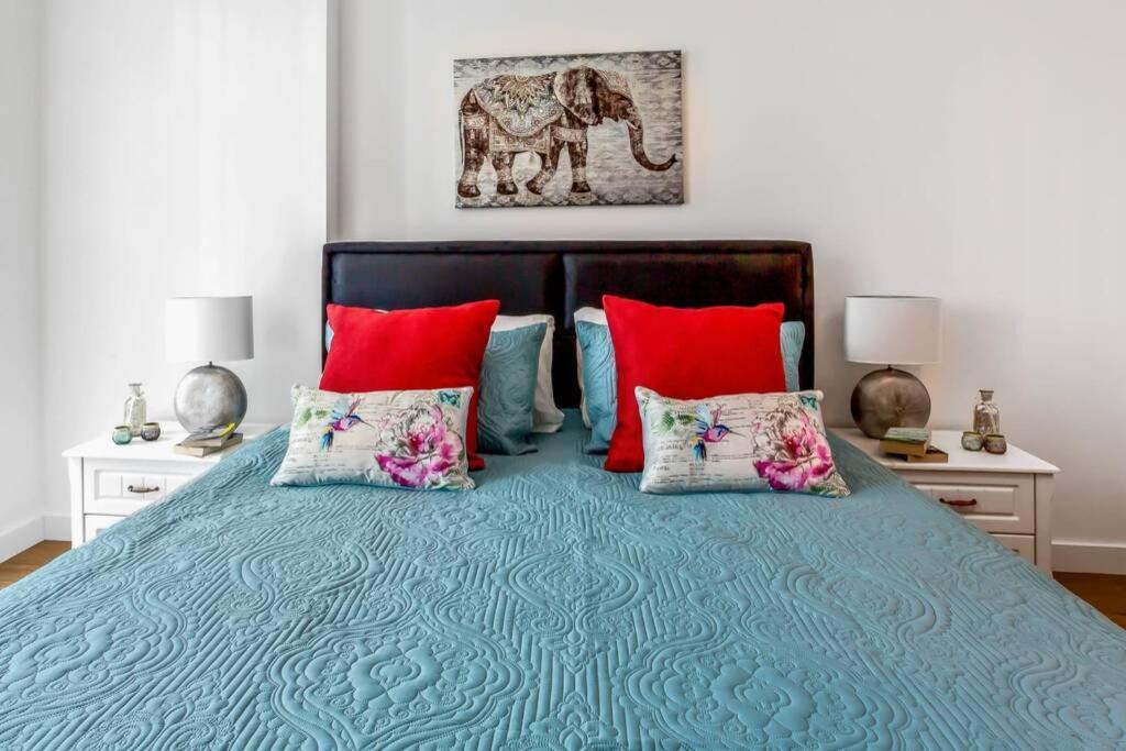 شقة Stunning 2 Bed/2 Bath In Town Centre & Parking! براكنيل المظهر الخارجي الصورة