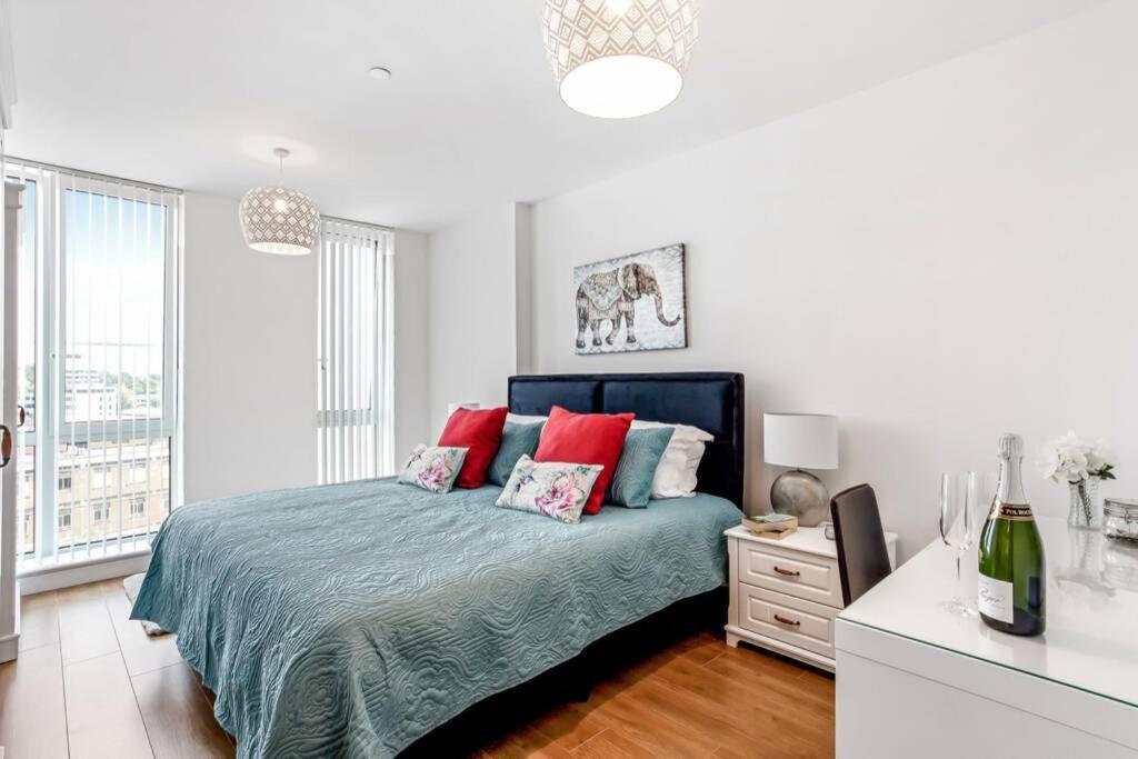 شقة Stunning 2 Bed/2 Bath In Town Centre & Parking! براكنيل المظهر الخارجي الصورة