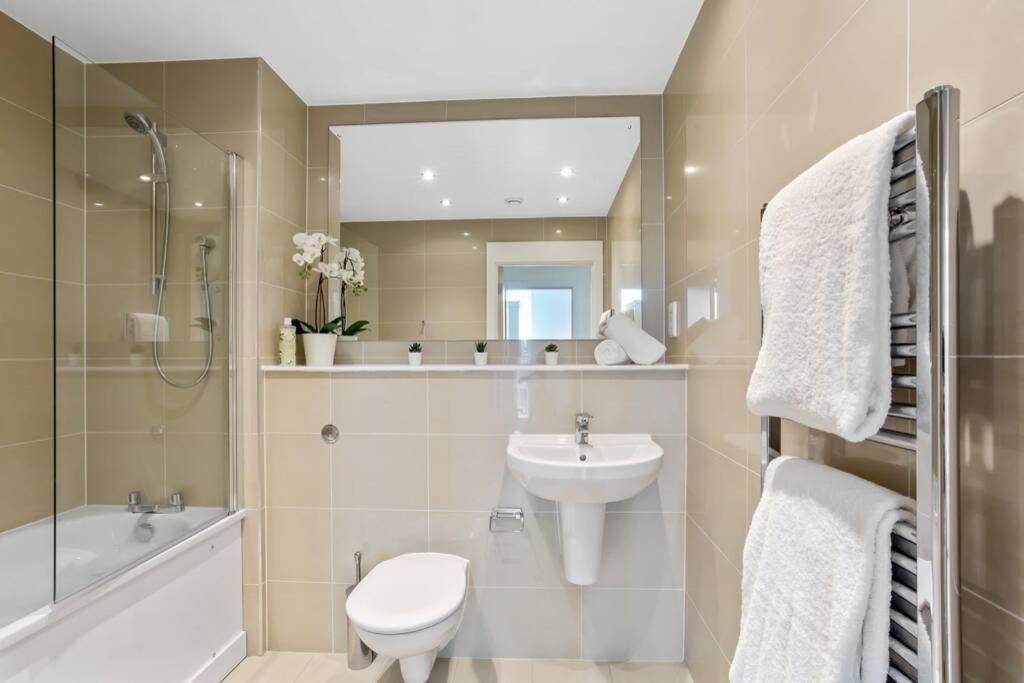 شقة Stunning 2 Bed/2 Bath In Town Centre & Parking! براكنيل المظهر الخارجي الصورة